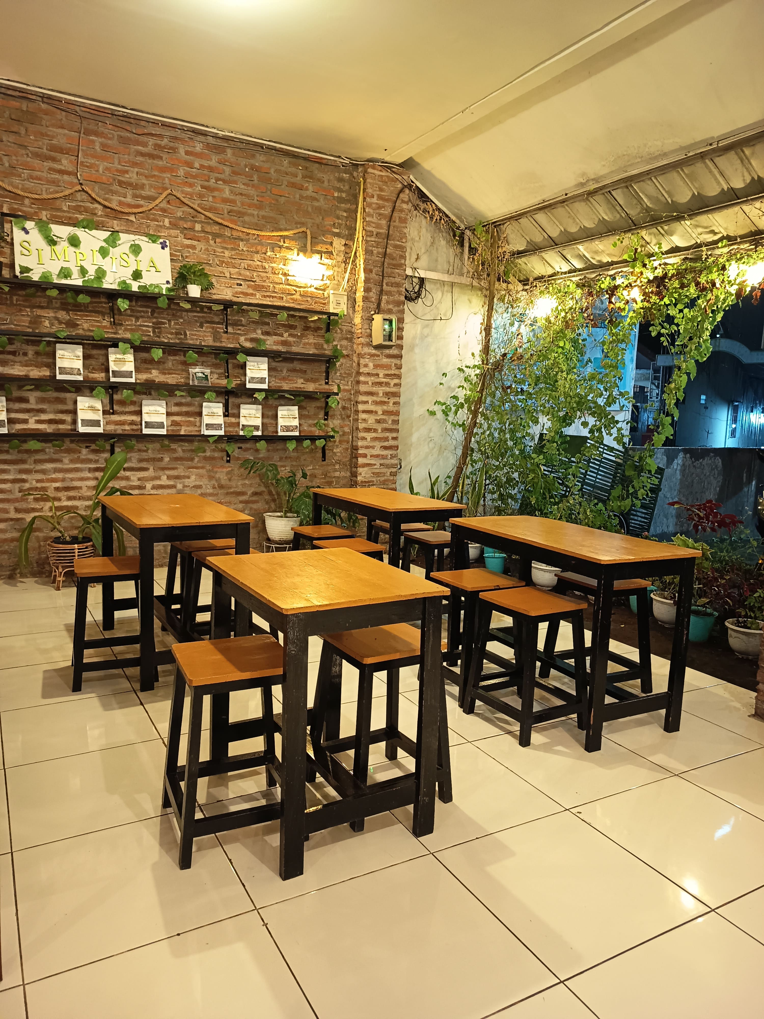 Meja Pengunjung